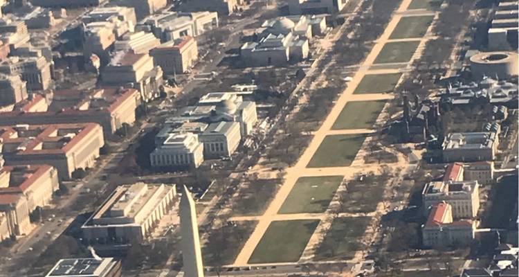 Vue aérienne du National Mall avec le Monument de Washington et les musées et avenues environnants.