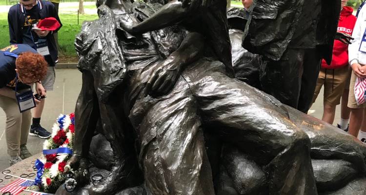 Sculpture en bronze représentant des infirmières portant secours à un soldat blessé au Mémorial des femmes du Vietnam.