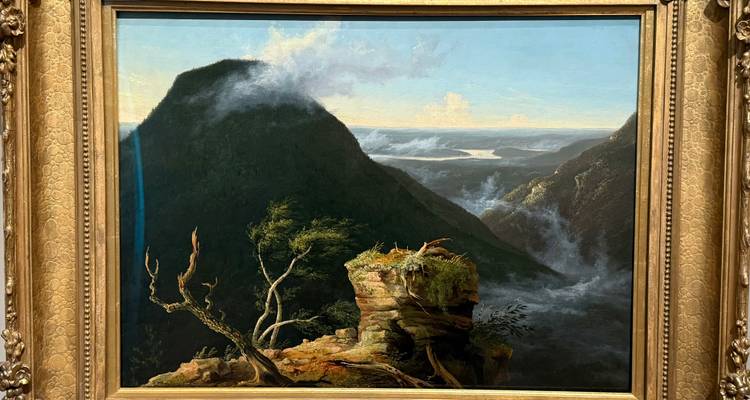 Peinture de paysage romantique du XIXe siècle avec des montagnes brumeuses, une corniche rocheuse et une vallée fluviale lointaine.