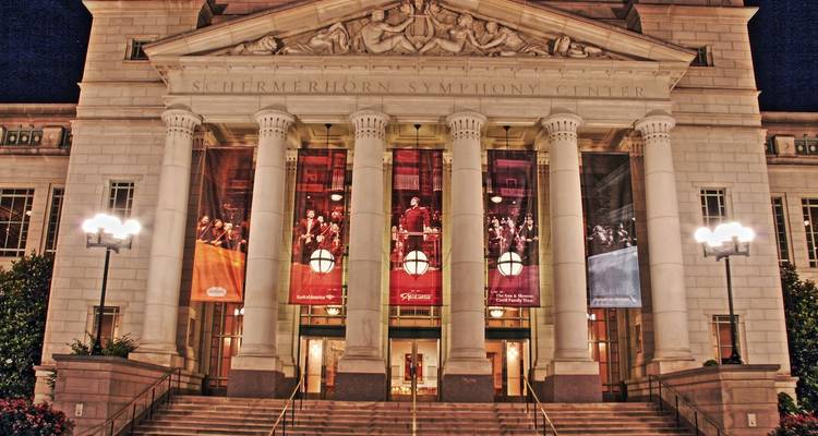 Säulenportikus der Schermerhorn Symphony Center bei Dämmerung warm beleuchtet.