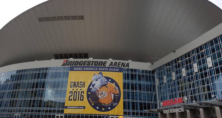 Modern verglaste Bridgestone Arena mit großem Banner und gewölbtem Metalldach.