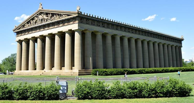 Vollständige Nachbildung des Parthenon im Park von Nashville, Sonnenlicht hebt seine klassischen Säulen hervor.