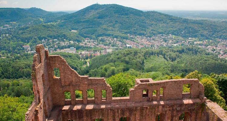 Ruinas de un castillo medieval en una colina que domina los verdes valles de la Selva Negra.