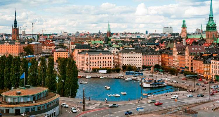 Overdag uitzicht over het centrum van Stockholm met haven, boten, kerken en kleurrijke gevels.