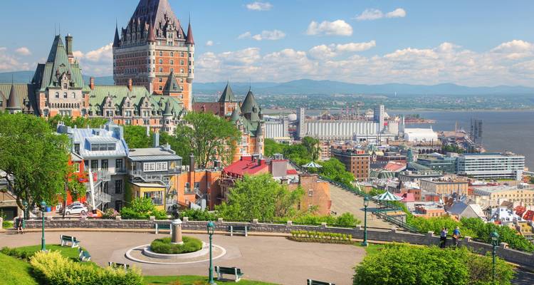 Vue pittoresque de la Ville de Québec avec le Château Frontenac dominant l'horizon.