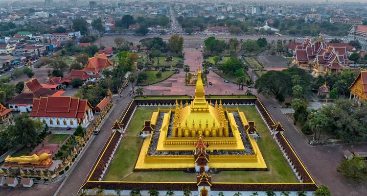 Vue aérienne du complexe de stupa Pha That Luang doré dominant l'horizon urbain de Vientiane