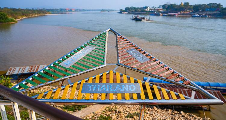 Marqueur de point de vue triangulaire indiquant les frontières de la Birmanie, du Laos et de la Thaïlande au-dessus du fleuve Mékong.