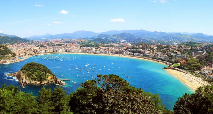 Spectaculair vogelvluchtperspectief over de Baai van La Concha van San Sebastián met turquoise water vol zeilboten.