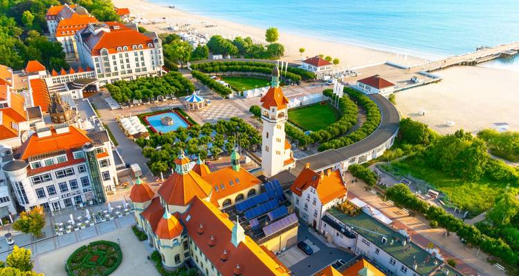 Pueblo balneario de Sopot con sus edificios spa históricos, muelle y playa de arena vistos desde arriba.
