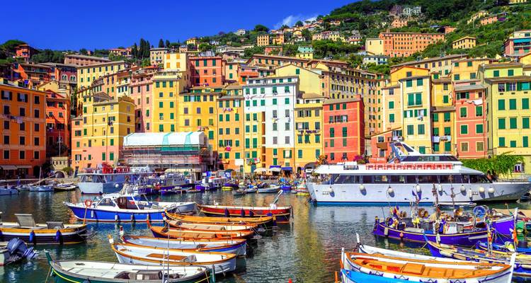 Les façades colorées et les bateaux de pêche remplissent le port animé de Rapallo par une belle journée ensoleillée.