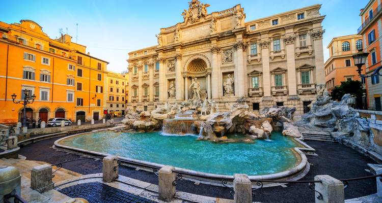 La Fontaine de Trevi à Rome avec ses eaux turquoise et ses sculptures baroques à la lumière du petit matin.