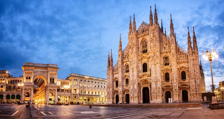 Vue panoramique de la Grand-Place de la Cathédrale de Milan et de l'entrée de la Galerie sous une lumière d'aube dramatique.