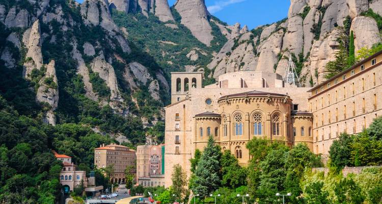 Kloster Montserrat eingebettet unter dramatischen gezackten Klippen an einem sonnigen Tag