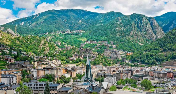 Panoramablick auf das Tal von Andorra la Vella mit Gebäuden inmitten bewaldeter Berge