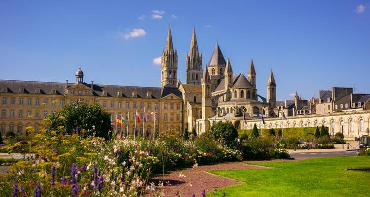 Abbaye aux Hommes y el ayuntamiento de Caen detrás de unos jardines coloridos en un día soleado