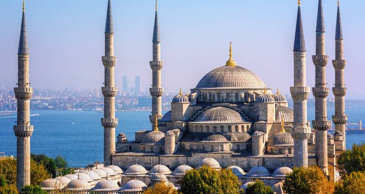La célèbre Mosquée Bleue avec ses six minarets élancés surplombant le Bosphore sous un ciel dégagé.