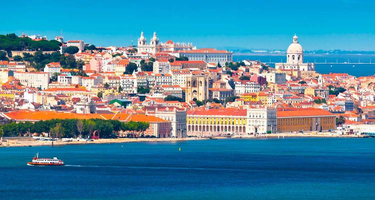 Vue panoramique de Lisbonne avec des bâtiments colorés sur les collines et des monuments de l'autre côté du Tage.