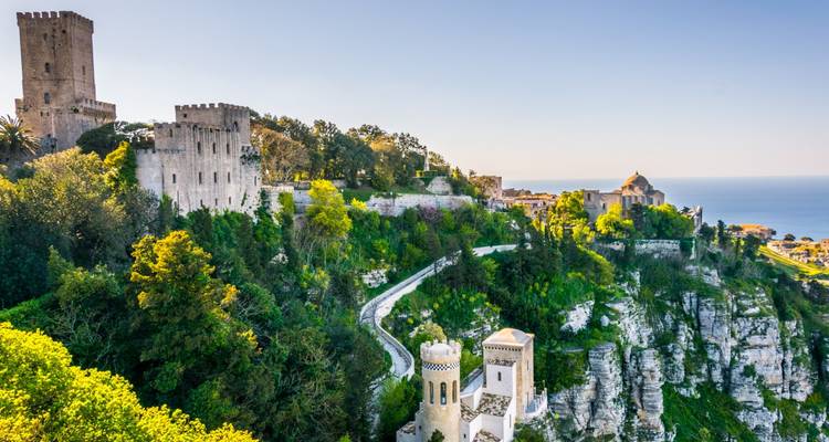 Mittelalterliche Bergstadt Erice, die malerisch auf üppigen Klippen über dem Meer thront.