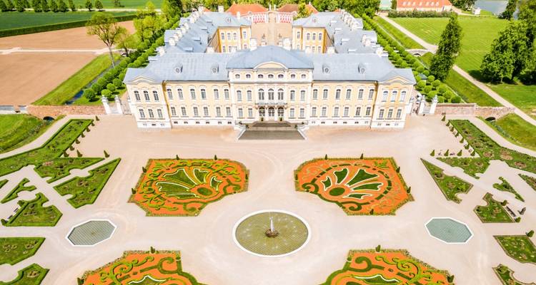 Vue aérienne verticale du Palais de Rundale montrant les parterres de fleurs orange symétriques et la disposition grandiose.
