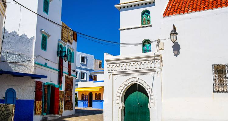 Hellweiße und blaue Medina-Straßen von Asilah unter klarem Himmel