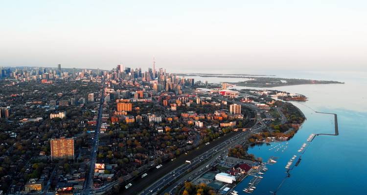 Vue aérienne à l'aube de Toronto s'étendant le long du lac Ontario avec les gratte-ciel du centre-ville à l'horizon.