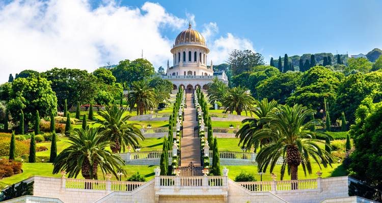 Üppige terrassierte Bahá'í-Gärten, die zum goldenen Schrein des Báb in Haifa führen.