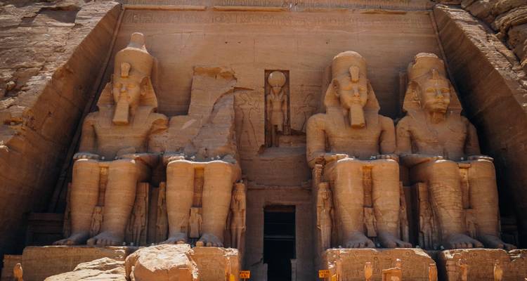 Kolossale Statuen des Pharaos Ramses II, die in die Felsfassade des Abu-Simbel-Tempels gemeißelt sind.