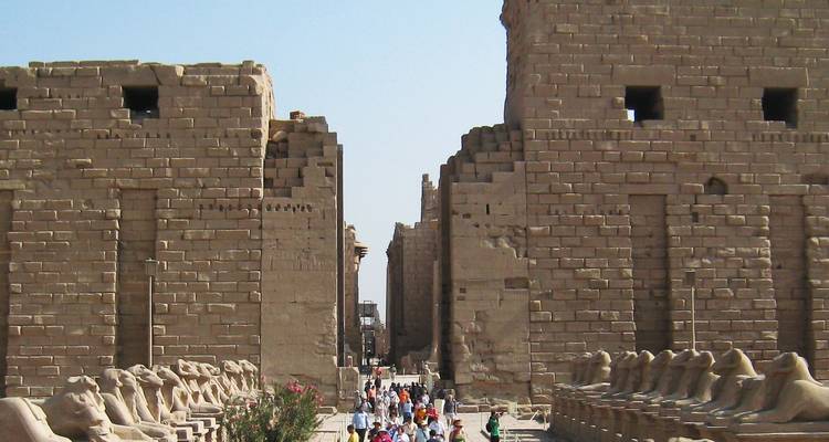 La Grande Avenue flanquée de sphinx à tête de bélier menant au Temple de Karnak bondé de touristes.