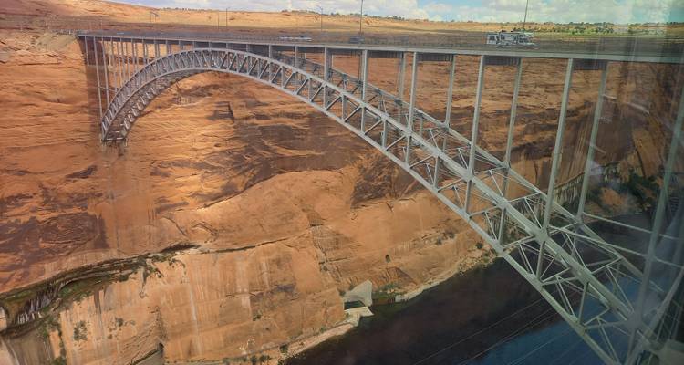 Der Stahlbogen der Glen Canyon Dam Bridge überspannt eine tiefe Sandsteinschlucht über dem Colorado River.
