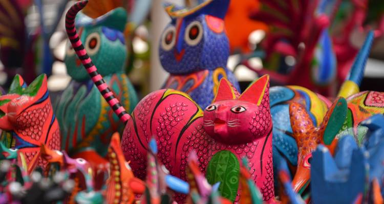 Figurines d'animaux alebrije artisanales colorées exposées