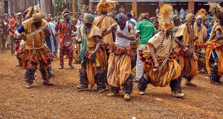Levendige traditionele dansers die optreden in kleurrijke kostuums tijdens een dorpsfeest.