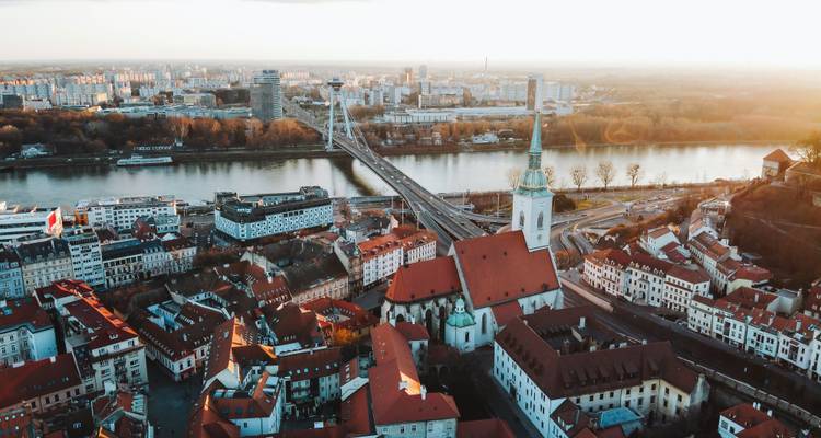 Luchtfoto van Bratislava met het UFO-brug en de Sint-Martinuskathedraal naast de Donau.