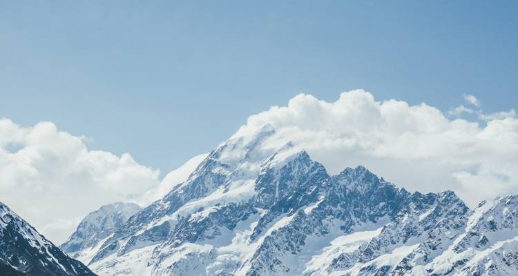 Pic alpin enneigé et isolé qui s'élève dans un ciel dégagé