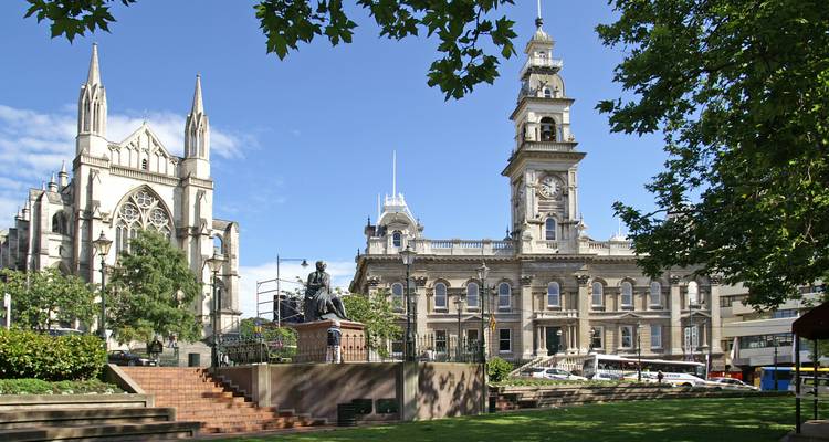 Les églises historiques et les bâtiments publics entourant la place principale de Dunedin par une journée dégagée
