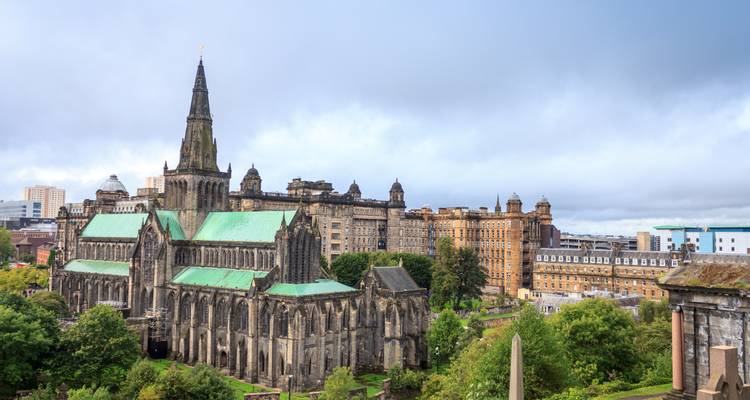La Catedral de Glasgow vista desde una colina lejana bajo cielos grises
