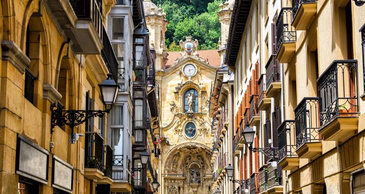 Enge Straße in der Altstadt von San Sebastian mit Blick auf die prächtige Basilika Santa Maria del Coro.