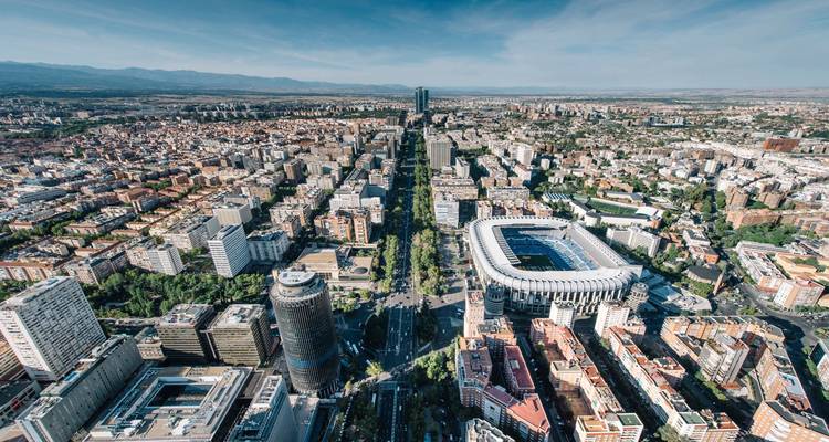 Luftaufnahme von Madrid mit dem baumbestandenen Paseo de la Castellana und dem Stadion Santiago Bernabéu