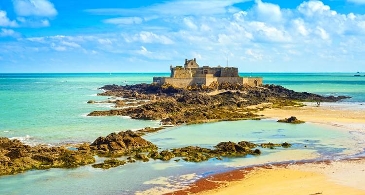 Fort National, das auf einer felsigen Gezeitenınsel sitzt und von türkisfarbenem Meer sowie Sandstränden von Saint-Malo umgeben ist.