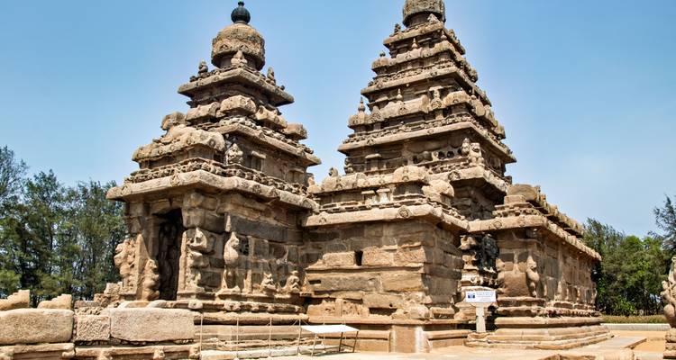 Der aus behautem Granit errichtete Ancient Shore Temple erhebt sich gegen einen klaren blauen Himmel von Tamil Nadu.