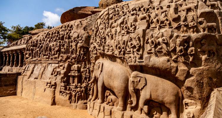 Umfangreiche Flachrelief-Felsschnitzerei mit Elefanten und Gottheiten in Mahabalipuram.