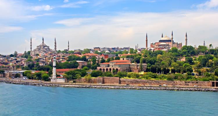 Panoramic seaside skyline of Istanbul featuring Hagia Sophia and the Blue Mosque.