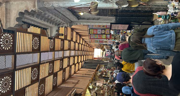 Allée animée du souk couvert de Marrakech remplie d'acheteurs et de biens traditionnels.