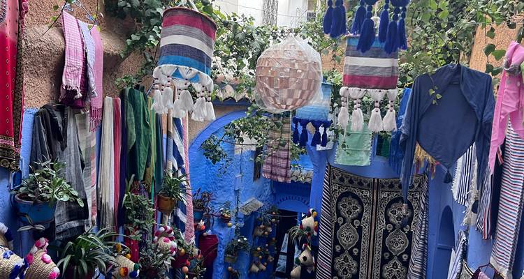 Les textiles colorés, les glands et les plantes ornent un étal de cour vibrant.