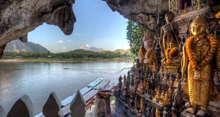 Sanctuaire de la grotte sacrée de Pak Ou rempli de statues dorées de Bouddha surplombant le fleuve Mékong