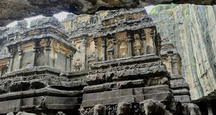 Ingewikkelde stenen gevel van de Kailasa-tempel in Ellora omgeven door uitstekende rotsen