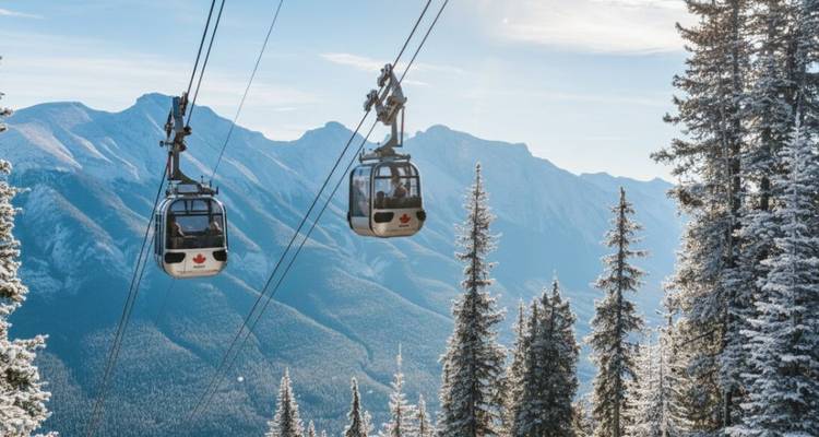 Zweierkabinen gleiten über schneebedeckten Kiefern mit panoramischen Ausblicken auf die Rocky Mountains.