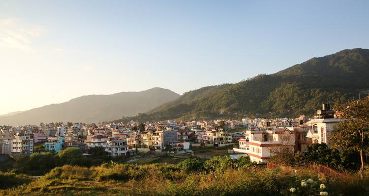 Die Stadt Pokhara erstreckt sich über ein sonniges Tal unterhalb der grünen Ausläufer des Himalaya.