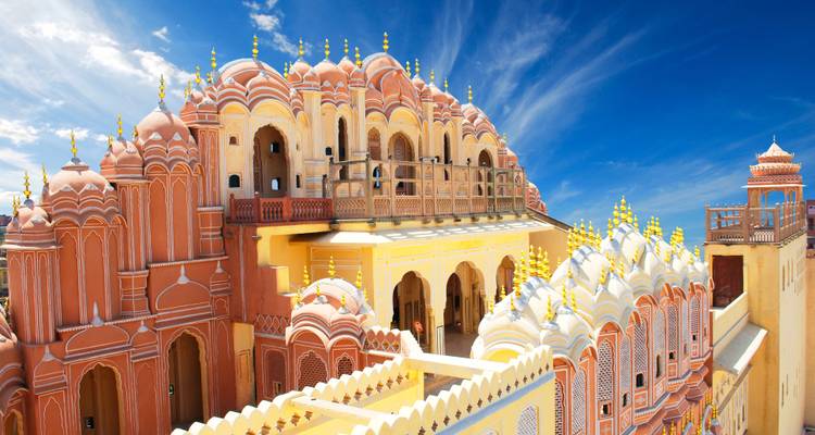 Obere Terrassen des Hawa Mahal mit lebendigem blauem Himmel und zarten rosa und gelben Kuppeln