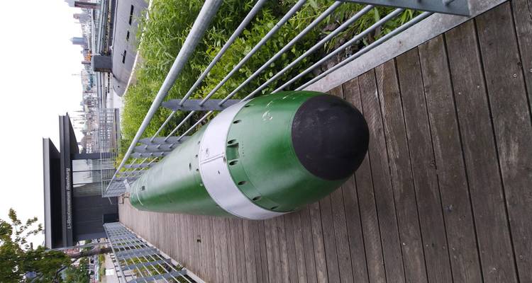Torpille verte exposée sur une passerelle en bois près du musée des sous-marins à Hambourg