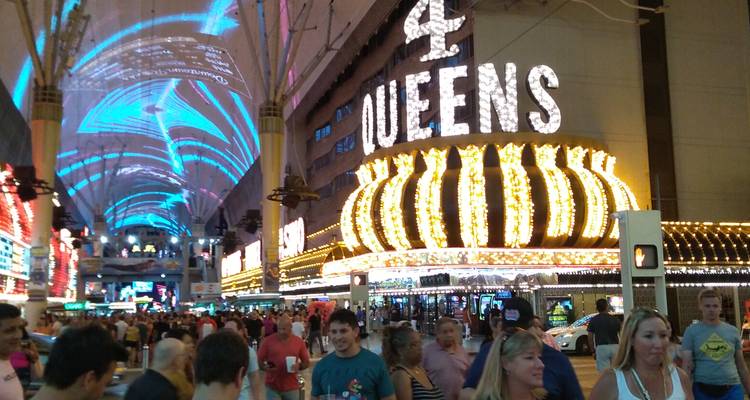 Scène animée de Fremont Street avec les lumières brillantes du casino 4 QUEENS